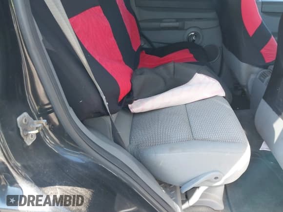 ✅ 2006 Jeep Commander • VIN: 1J8HG48K26C204097 • Лот: 41868945. Опубликован ранее на IAAI с пробегом 161 976 миль. Бесплатный доступ к архиву аукционных продаж из США и подробный отчёт об истории автомобиля на DreamBid. Изображение 8.