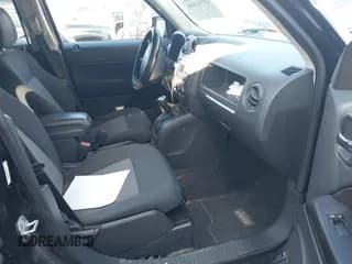 ✅ 2010 Jeep Patriot Sport • VIN: 1J4NT2GB8AD502761 • Lot: 43701808. Wystawiony na IAAI z przebiegiem 177 050 mil. Bezpłatny archiwum sprzedaży aukcyjnych z USA i szczegółowy raport historii pojazdu na DreamBid. Zdjęcie 5.