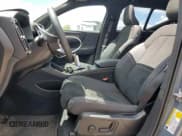 ✅ 2023 Volvo XC40 Plus Dark Theme • VIN: YV4L12UW1P2007040 • Лот: 56127035. Опубликован ранее на Copart с пробегом 19 734 миль. Бесплатный доступ к архиву аукционных продаж из США и подробный отчёт об истории автомобиля на DreamBid. Изображение 7.