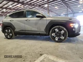 ✅ 2024 Hyundai Kona SEL • VIN: KM8HB3AB4RU173276 • Лот: 89803435. Опубликован ранее на Copart с пробегом 32 003 миль. Бесплатный доступ к архиву аукционных продаж из США и подробный отчёт об истории автомобиля на DreamBid. Изображение 4.