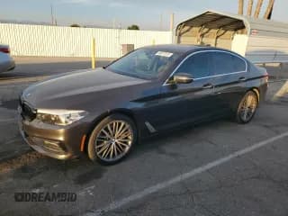✅ 2018 BMW 5 Series 530i • VIN: WBAJA5C54JG898145 • Лот: 90877975. Опубликован ранее на Copart с пробегом 94 633 миль. Бесплатный доступ к архиву аукционных продаж из США и подробный отчёт об истории автомобиля на DreamBid. Изображение 1.