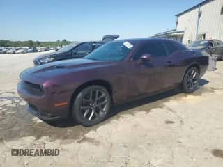 2022 Dodge Challenger SXT z VIN 2C3CDZAG2NH206719, wystawiony jako Copart lot #82069695 z przebiegiem 50 594 mil mil oraz Szkoda całkowita • Salvage title. Historia ofert i sprzedaży dostępna na DreamBid. Obrazek 1.