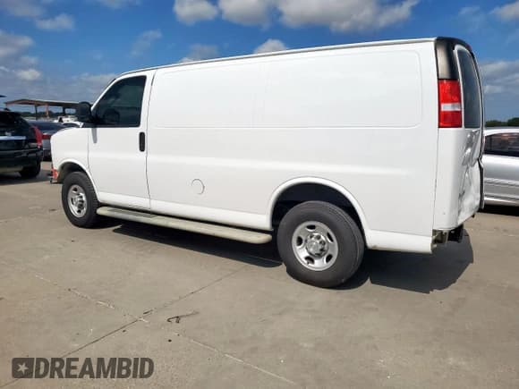 ✅ 2021 Chevrolet Express Cargo • VIN: 1GCWGAFP1M1308052 • Lot: 81656165. Wystawiony na Copart z przebiegiem 90 054 mil. Bezpłatny archiwum sprzedaży aukcyjnych z USA i szczegółowy raport historii pojazdu na DreamBid. Zdjęcie 2.