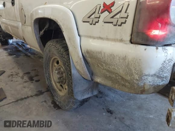 ✅ 2003 Chevrolet Silverado 2500HD LT3 • VIN: 1GCHK23G83F117215 • Лот: 41366957. Опубликован ранее на IAAI с пробегом 225 907 миль. Бесплатный доступ к архиву аукционных продаж из США и подробный отчёт об истории автомобиля на DreamBid. Изображение 6.