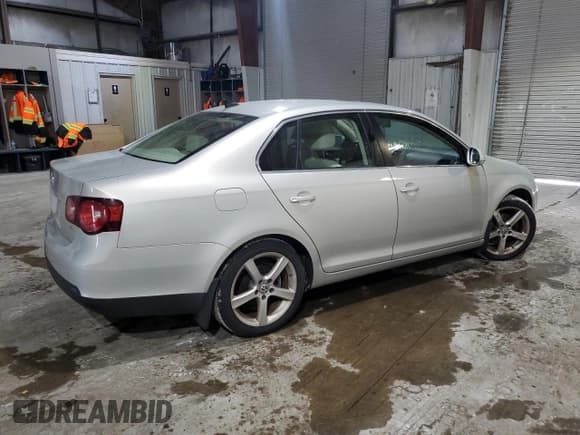 ✅ 2010 Volkswagen Jetta SE • VIN: 3VWRZ7AJ1AM066954 • Лот: 64360405. Опубликован ранее на Copart с пробегом 128 605 миль. Бесплатный доступ к архиву аукционных продаж из США и подробный отчёт об истории автомобиля на DreamBid. Изображение 3.