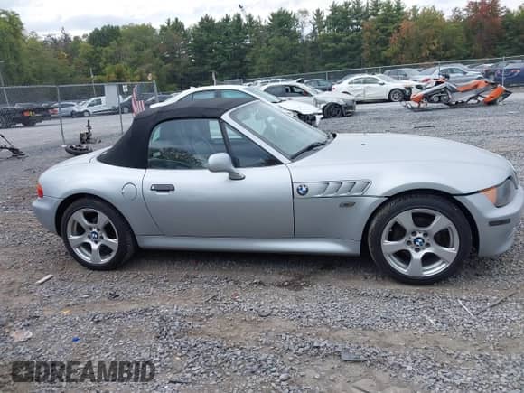 1998 BMW 3 Series Z3 1.9 with VIN 4USCH7332WLD16671, listed as a IAAI auction lot 43366446 with 120,364 mi miles and . Bid and sale history available at DreamBid. Image 13.