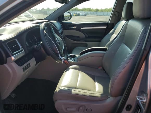 ✅ 2015 Toyota Highlander XLE • VIN: 5TDJKRFH9FS187325 • Lot: 86814425. Listed on Copart with 98,057 mi. Free auction sales archive from the USA and detailed vehicle history report at DreamBid. Image 7.