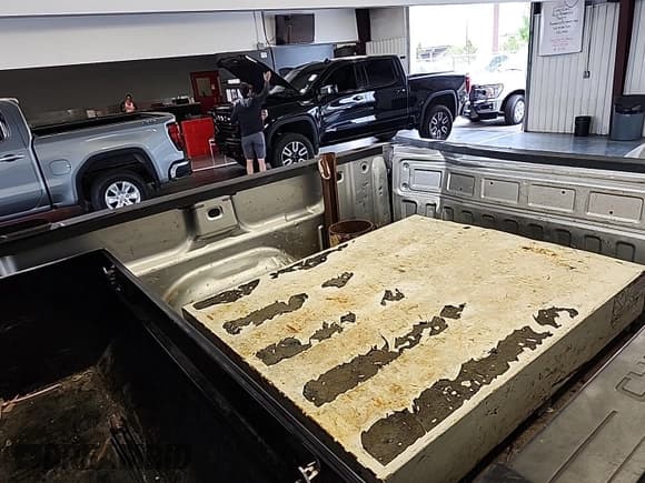 ✅ 2019 Chevrolet Silverado 2500HD Work Truck • VIN: 2GC2KREG3K1236128 • Lot: 42200499. Wystawiony na IAAI z przebiegiem 139 470 mil. Bezpłatny archiwum sprzedaży aukcyjnych z USA i szczegółowy raport historii pojazdu na DreamBid. Zdjęcie 1.