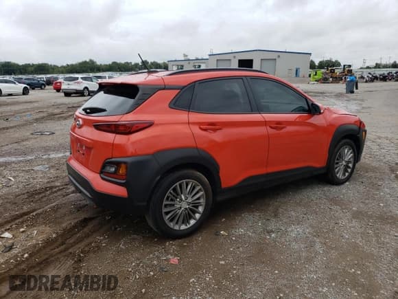 ✅ 2020 Hyundai Kona SEL • VIN: KM8K22AA8LU399884 • Лот: 67415603. Опубликован ранее на Copart с пробегом 31 763 миль. Бесплатный доступ к архиву аукционных продаж из США и подробный отчёт об истории автомобиля на DreamBid. Изображение 3.