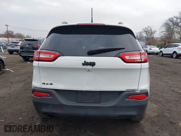 ✅ 2016 Jeep Cherokee Latitude • VIN: 1C4PJMCB9GW139602 • Lot: 43770136. Wystawiony na IAAI z przebiegiem 148 198 mil. Bezpłatny archiwum sprzedaży aukcyjnych z USA i szczegółowy raport historii pojazdu na DreamBid. Zdjęcie 16.