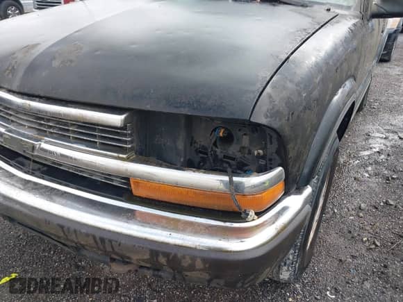 1998 Chevrolet Blazer LT with VIN 1GNDT13W1W2174436, listed as a IAAI auction lot 41212378 with Not provided miles and . Bid and sale history available at DreamBid. Image 6.