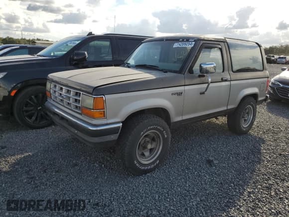 ✅ 1990 Ford Bronco • VIN: 1FMCU14T4LUA75868 • Lot: 74209254. Wystawiony na Copart z przebiegiem 828 308 mil. Bezpłatny archiwum sprzedaży aukcyjnych z USA i szczegółowy raport historii pojazdu na DreamBid. Zdjęcie 1.