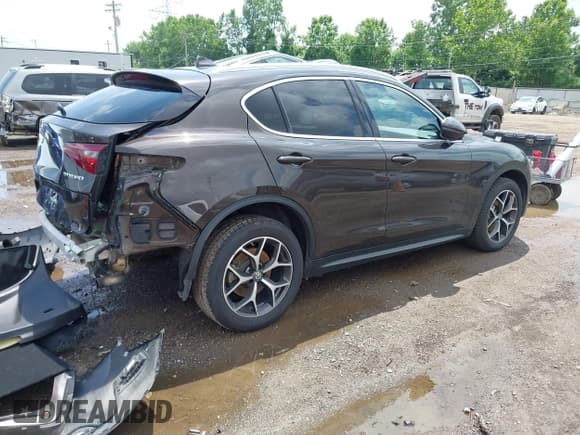 ✅ 2018 Alfa Romeo Stelvio Ti • VIN: ZASFAKBN7J7C08131 • Lot: 42633717. Wystawiony na IAAI z przebiegiem 71 509 mil. Bezpłatny archiwum sprzedaży aukcyjnych z USA i szczegółowy raport historii pojazdu na DreamBid. Zdjęcie 4.