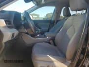 ✅ 2020 Toyota Highlander LE • VIN: 5TDZZRAH3LS022243 • Lot: 90332955. Wystawiony na Copart z przebiegiem 50 085 mil. Bezpłatny archiwum sprzedaży aukcyjnych z USA i szczegółowy raport historii pojazdu na DreamBid. Zdjęcie 7.