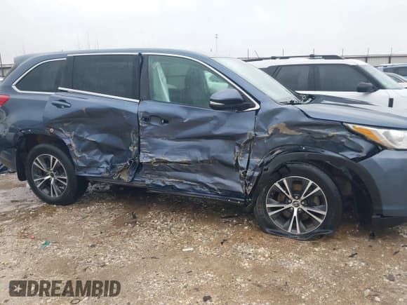 ✅ 2018 Toyota Highlander LE • VIN: 5TDBZRFH0JS840018 • Lot: 41621355. Wystawiony na IAAI z przebiegiem 128 495 mil. Bezpłatny archiwum sprzedaży aukcyjnych z USA i szczegółowy raport historii pojazdu na DreamBid. Zdjęcie 6.