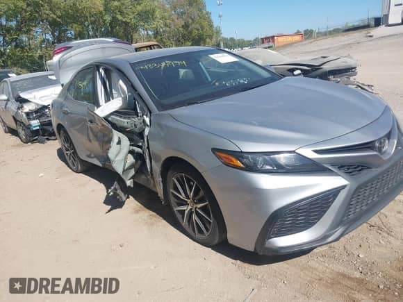 2022 Toyota Camry SE z VIN 4T1G11AK5NU018670, wystawiony jako IAAI lot #43344974 z przebiegiem 122 219 mil mil oraz . Historia ofert i sprzedaży dostępna na DreamBid. Obrazek 1.