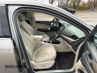 ✅ 2017 Lincoln MKC Reserve • VIN: 5LMCJ3D90HUL69989 • Lot: 93061925. Wystawiony na Copart z przebiegiem 76 735 mil. Bezpłatny archiwum sprzedaży aukcyjnych z USA i szczegółowy raport historii pojazdu na DreamBid. Zdjęcie 5.