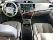 ✅ 2012 Toyota Sienna XLE • VIN: 5TDYK3DC9CS194175 • Лот: 92169005. Опубликован ранее на Copart с пробегом 152 928 миль. Бесплатный доступ к архиву аукционных продаж из США и подробный отчёт об истории автомобиля на DreamBid. Изображение 8.