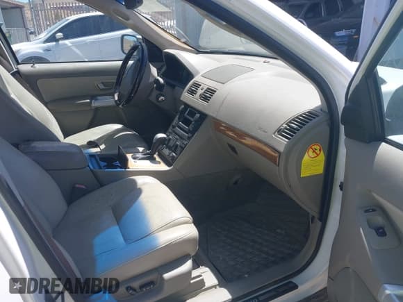 ✅ 2004 Volvo XC90 • VIN: YV1CZ91H441064967 • Lot: 42887501. Wystawiony na IAAI z przebiegiem 155 550 mil. Bezpłatny archiwum sprzedaży aukcyjnych z USA i szczegółowy raport historii pojazdu na DreamBid. Zdjęcie 5.