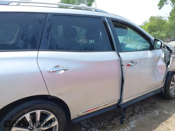✅ 2013 Nissan Pathfinder SL • VIN: 5N1AR2MM5DC686734 • Lot: 42461385. Listed on IAAI with 171,071 mi. Free auction sales archive from the USA and detailed vehicle history report at DreamBid. Image 13.