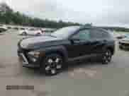 2024 Hyundai Kona SEL z VIN KM8HBCAB4RU103938, wystawiony jako Copart lot #71125875 z przebiegiem 30 341 mil mil oraz Szkoda całkowita • Salvage title. Historia ofert i sprzedaży dostępna na DreamBid. Obrazek 1.