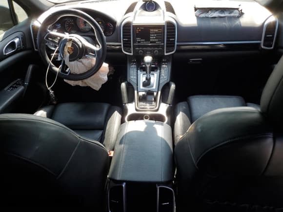 ✅ 2016 Porsche Cayenne S • VIN: WP1AB2A22GLA95100 • Lot: 71469495. Wystawiony na Copart z przebiegiem 146 677 mil. Bezpłatny archiwum sprzedaży aukcyjnych z USA i szczegółowy raport historii pojazdu na DreamBid. Zdjęcie 8.