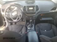 ✅ 2017 Jeep Cherokee 75th Anniversary Edition • VIN: 1C4PJMCBXHW563873 • Lot: 61593915. Wystawiony na Copart z przebiegiem 218 370 mil. Bezpłatny archiwum sprzedaży aukcyjnych z USA i szczegółowy raport historii pojazdu na DreamBid. Zdjęcie 8.