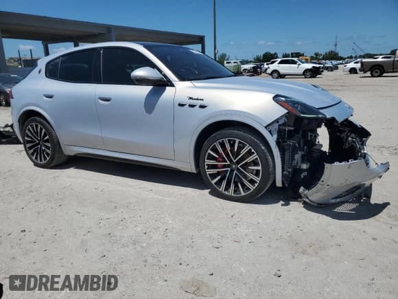 ✅ 2023 Maserati Grecale Modena • VIN: ZN682AVM5P7407858 • Lot: 56486945. Listed on Copart with 22,858 mi. Free auction sales archive from the USA and detailed vehicle history report at DreamBid. Image 4.