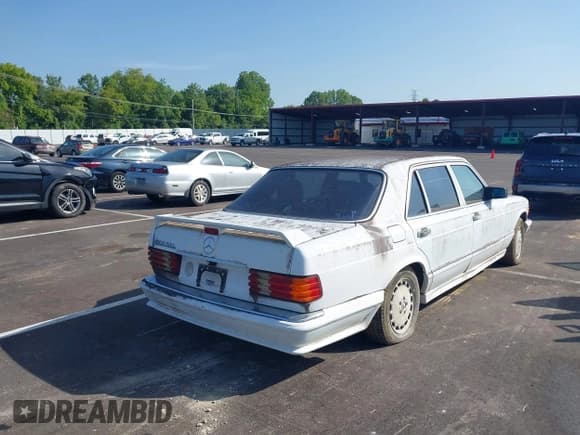 ✅ 1990 Mercedes-Benz 560 • VIN: WDBCA39E9LA543211 • Lot: 42786741. Listed on IAAI with 106,951 mi. Free auction sales archive from the USA and detailed vehicle history report at DreamBid. Image 4.