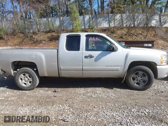 2007 Chevrolet Silverado 1500 1LT z VIN 2GCEK19J271680452, wystawiony jako IAAI lot #43491345 z przebiegiem 182 547 mil mil oraz . Historia ofert i sprzedaży dostępna na DreamBid. Obrazek 13.