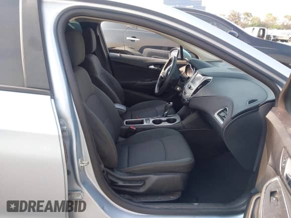 2017 Chevrolet Cruze LS z VIN 3G1BC5SM2HS556000, wystawiony jako IAAI lot #42886010 z przebiegiem Nie podano mil oraz . Historia ofert i sprzedaży dostępna na DreamBid. Obrazek 5.