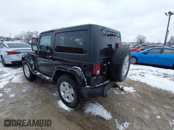 ✅ 2011 Jeep Wrangler Sahara • VIN: 1J4AA5D16BL626035 • Lot: 43878509. Wystawiony na IAAI z przebiegiem 208 265 mil. Bezpłatny archiwum sprzedaży aukcyjnych z USA i szczegółowy raport historii pojazdu na DreamBid. Zdjęcie 3.
