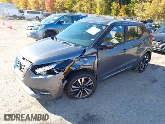 ✅ 2019 Nissan Kicks S • VIN: 3N1CP5CU3KL503650 • Lot: 43570962. Wystawiony na IAAI z przebiegiem 129 498 mil. Bezpłatny archiwum sprzedaży aukcyjnych z USA i szczegółowy raport historii pojazdu na DreamBid. Zdjęcie 2.