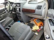 ✅ 2010 Chrysler Town & Country LX • VIN: 2A4RR2D13AR357136 • Lot: 84025525. Wystawiony na Copart z przebiegiem 85 058 mil. Bezpłatny archiwum sprzedaży aukcyjnych z USA i szczegółowy raport historii pojazdu na DreamBid. Zdjęcie 8.