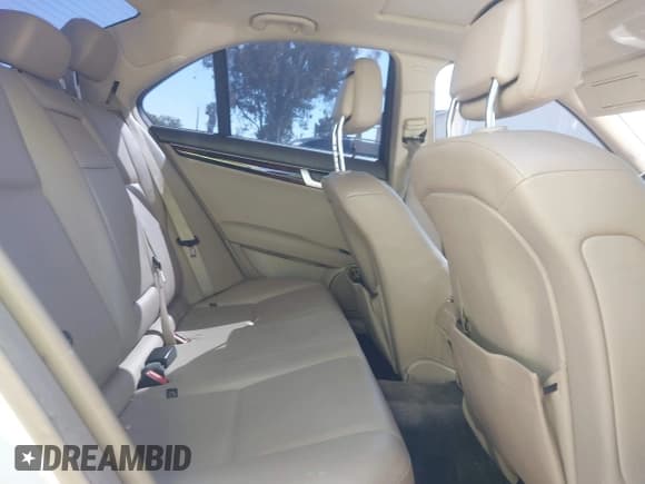 ✅ 2014 Mercedes-Benz C 250 Sport • VIN: WDDGF4HB1EA893149 • Lot: 41865343. Wystawiony na IAAI z przebiegiem 188 557 mil. Bezpłatny archiwum sprzedaży aukcyjnych z USA i szczegółowy raport historii pojazdu na DreamBid. Zdjęcie 8.