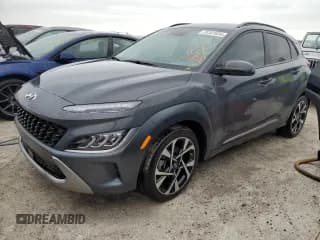 ✅ 2023 Hyundai Kona Limited • VIN: KM8K53A38PU988728 • Лот: 75101634. Опубликован ранее на Copart с пробегом 21 559 миль. Бесплатный доступ к архиву аукционных продаж из США и подробный отчёт об истории автомобиля на DreamBid. Изображение 1.