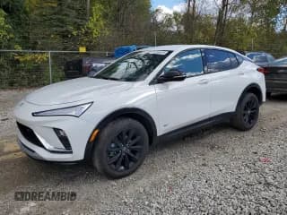 ✅ 2025 Buick Envista Sport Touring • VIN: KL47LBEP9SB131453 • Lot: 82358475. Wystawiony na Copart z przebiegiem 10 289 mil. Bezpłatny archiwum sprzedaży aukcyjnych z USA i szczegółowy raport historii pojazdu na DreamBid. Zdjęcie 1.