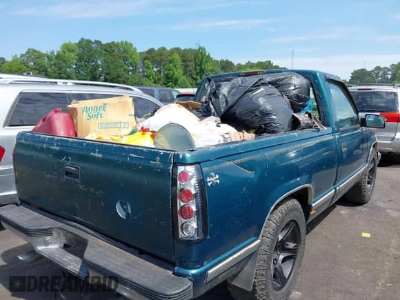 ✅ 1995 GMC Sierra 1500 • VIN: 1GTEC14H2SZ561267 • Lot: 42339445. Wystawiony na IAAI z przebiegiem 373 668 mil. Bezpłatny archiwum sprzedaży aukcyjnych z USA i szczegółowy raport historii pojazdu na DreamBid. Zdjęcie 4.