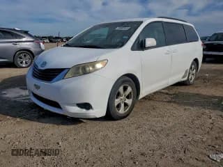 ✅ 2011 Toyota Sienna LE • VIN: 5TDKK3DC3BS071816 • Лот: 94692915. Опубликован ранее на Copart с пробегом 177 536 миль. Бесплатный доступ к архиву аукционных продаж из США и подробный отчёт об истории автомобиля на DreamBid. Изображение 1.