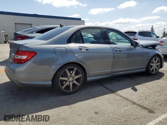 ✅ 2013 Mercedes-Benz C 250 Sport • VIN: WDDGF4HB5DR258385 • Lot: 51808895. Wystawiony na Copart z przebiegiem 139 208 mil. Bezpłatny archiwum sprzedaży aukcyjnych z USA i szczegółowy raport historii pojazdu na DreamBid. Zdjęcie 3.