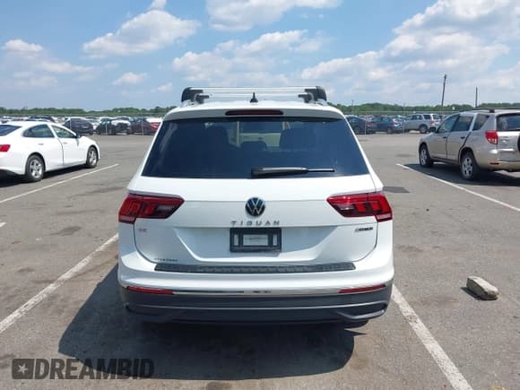 ✅ 2024 Volkswagen Tiguan SE • VIN: 3VV2B7AX7RM122986 • Lot: 42838398. Wystawiony na IAAI z przebiegiem 7 699 mil. Bezpłatny archiwum sprzedaży aukcyjnych z USA i szczegółowy raport historii pojazdu na DreamBid. Zdjęcie 17.