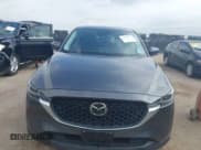 ✅ 2022 Mazda CX-5 S Premium Plus • VIN: JM3KFBEM5N0523530 • Lot: 42654847. Wystawiony na IAAI z przebiegiem 26 004 mil. Bezpłatny archiwum sprzedaży aukcyjnych z USA i szczegółowy raport historii pojazdu na DreamBid. Zdjęcie 6.