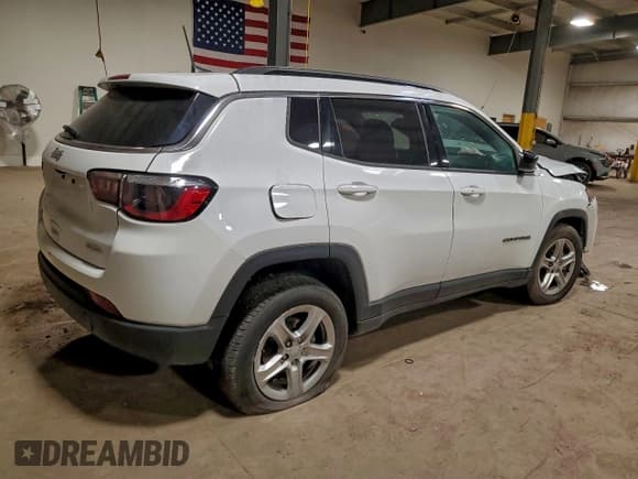 ✅ 2023 Jeep Compass Latitude • VIN: 3C4NJDBN5PT561939 • Lot: 95669645. Wystawiony na Copart z przebiegiem 46 413 mil. Bezpłatny archiwum sprzedaży aukcyjnych z USA i szczegółowy raport historii pojazdu na DreamBid. Zdjęcie 3.