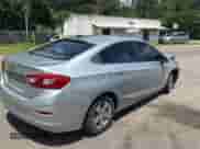 2018 Chevrolet Cruze LS z VIN 1G1BC5SM9J7176866, wystawiony jako Copart lot #70961115 z przebiegiem 85 737 mil mil oraz Czysty tytuł • Clean title. Historia ofert i sprzedaży dostępna na DreamBid. Obrazek 4.