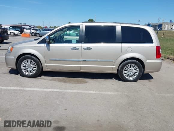 ✅ 2013 Chrysler Town & Country Touring L • VIN: 2C4RC1CG7DR623334 • Lot: 43181256. Wystawiony na IAAI z przebiegiem 127 323 mil. Bezpłatny archiwum sprzedaży aukcyjnych z USA i szczegółowy raport historii pojazdu na DreamBid. Zdjęcie 6.
