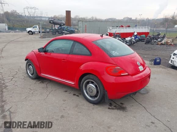 ✅ 2012 Volkswagen Beetle 2.5L PZEV • VIN: 3VWJP7AT5CM660700 • Lot: 43737690. Wystawiony na IAAI z przebiegiem 81 937 mil. Bezpłatny archiwum sprzedaży aukcyjnych z USA i szczegółowy raport historii pojazdu na DreamBid. Zdjęcie 3.