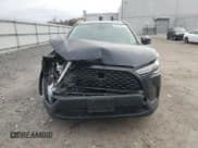 ✅ 2022 Toyota Corolla Cross LE • VIN: 7MUCAAAG2NV031398 • Lot: 90146675. Wystawiony na Copart z przebiegiem 72 925 mil. Bezpłatny archiwum sprzedaży aukcyjnych z USA i szczegółowy raport historii pojazdu na DreamBid. Zdjęcie 5.