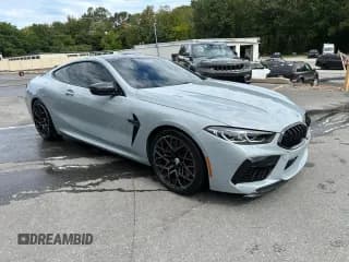 ✅ 2023 BMW M8 Competition • VIN: WBSAE0C09PCK95960 • Lot: 81414105. Wystawiony na Copart z przebiegiem 100 184 mil. Bezpłatny archiwum sprzedaży aukcyjnych z USA i szczegółowy raport historii pojazdu na DreamBid. Zdjęcie 4.