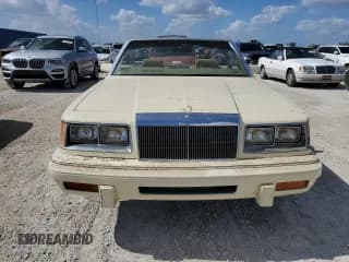 ✅ 1986 Chrysler LeBaron • VIN: 1C3BC55D0GG153072 • Lot: 77865854. Wystawiony na Copart z przebiegiem 74 922 mil. Bezpłatny archiwum sprzedaży aukcyjnych z USA i szczegółowy raport historii pojazdu na DreamBid. Zdjęcie 5.