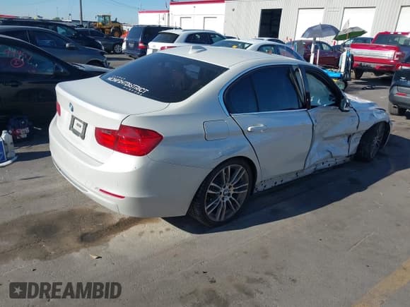 ✅ 2015 BMW 3 Series 328d • VIN: WBA3D3C51FK157685 • Lot: 43152192. Wystawiony na IAAI z przebiegiem 174 576 mil. Bezpłatny archiwum sprzedaży aukcyjnych z USA i szczegółowy raport historii pojazdu na DreamBid. Zdjęcie 4.